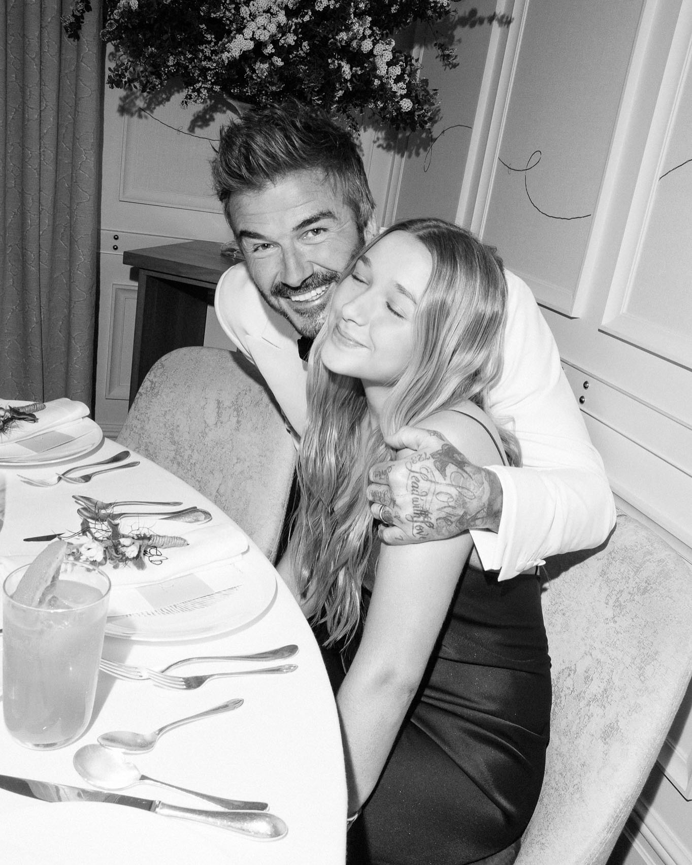 "Tiểu c&ocirc;ng ch&uacute;a Hollywood" Harper diện v&aacute;y đỏ nổi bật, chiếm trọn h&agrave;o quang trong tiệc xa hoa của David Beckham- Ảnh 3.