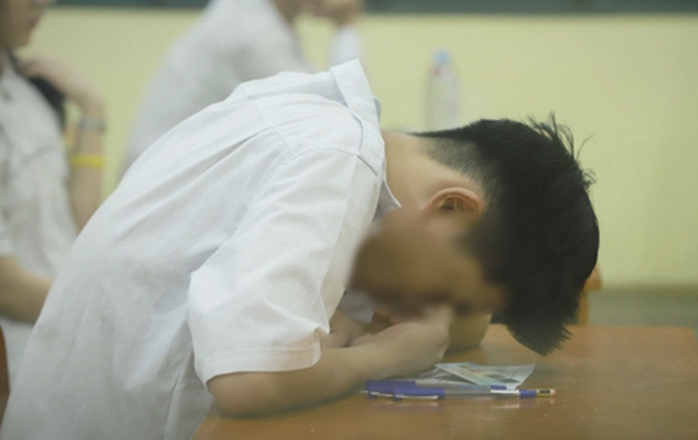 Xót xa lời "cầu cứu" của người mẹ có con học lớp 12: Em mệt mỏi, bế tắc, lo lắng lắm rồi...- Ảnh 1.