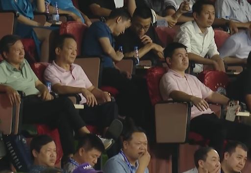 Chủ tịch CLB Hà Nội thẫn thờ sau trận đội nhà thua đậm, biểu cảm của dâu hào môn Đỗ Mỹ Linh gây chú ý- Ảnh 1.