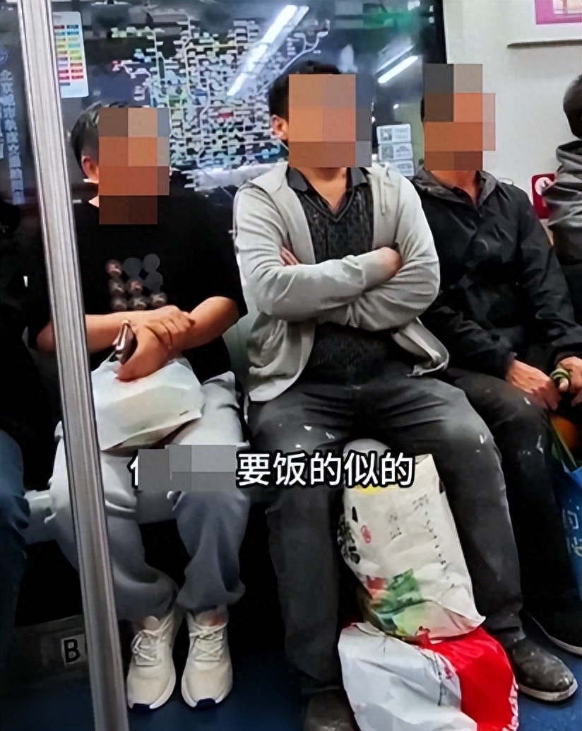 Chứng kiến c&acirc;u chuyện tr&ecirc;n t&agrave;u điện ngầm, t&ocirc;i hiểu ra: Kh&ocirc;ng phải người lớn tuổi n&agrave;o cũng đ&aacute;ng k&iacute;nh, kh&ocirc;ng phải người gi&agrave;u n&agrave;o cũng c&oacute; văn ho&aacute;!- Ảnh 1.