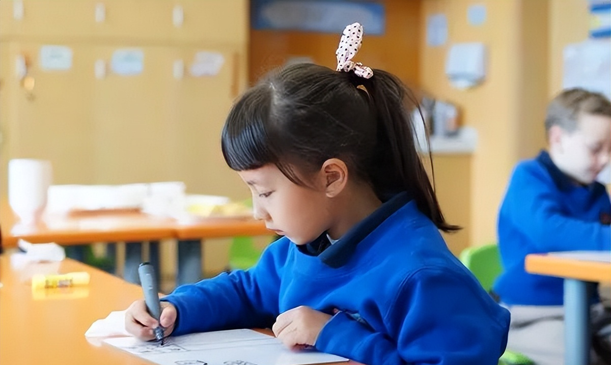 Phụ huynh TP.HCM tranh cãi: "Thu nhập 100 triệu/tháng mà cho học quốc tế là đua đòi, thiếu kiến thức quản lý tài chính"- Ảnh 1.