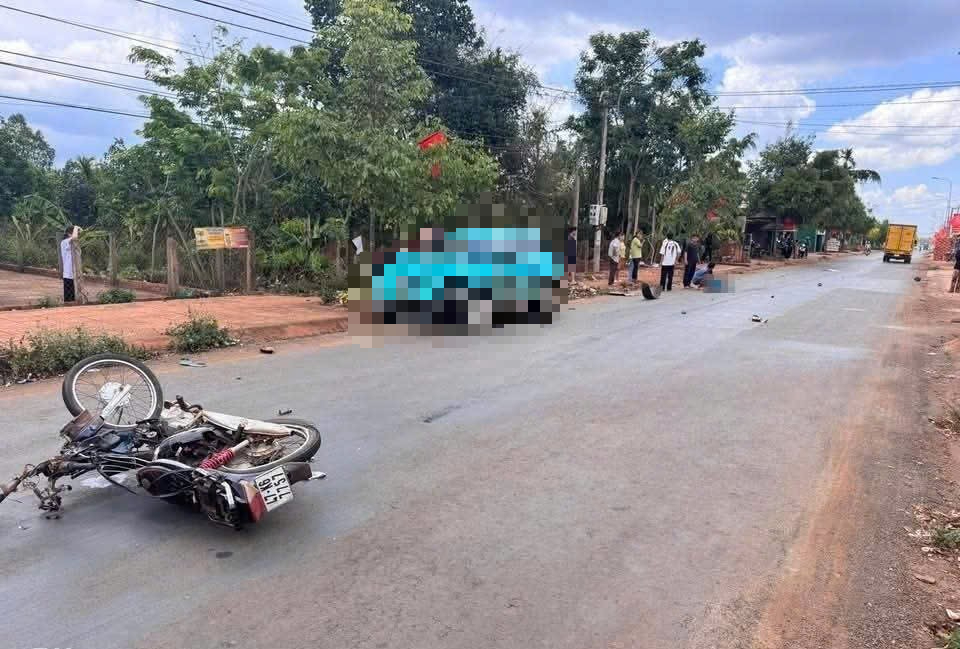 CLIP: Taxi tông xe máy văng xa hàng chục mét, 1 người tử vong- Ảnh 1.