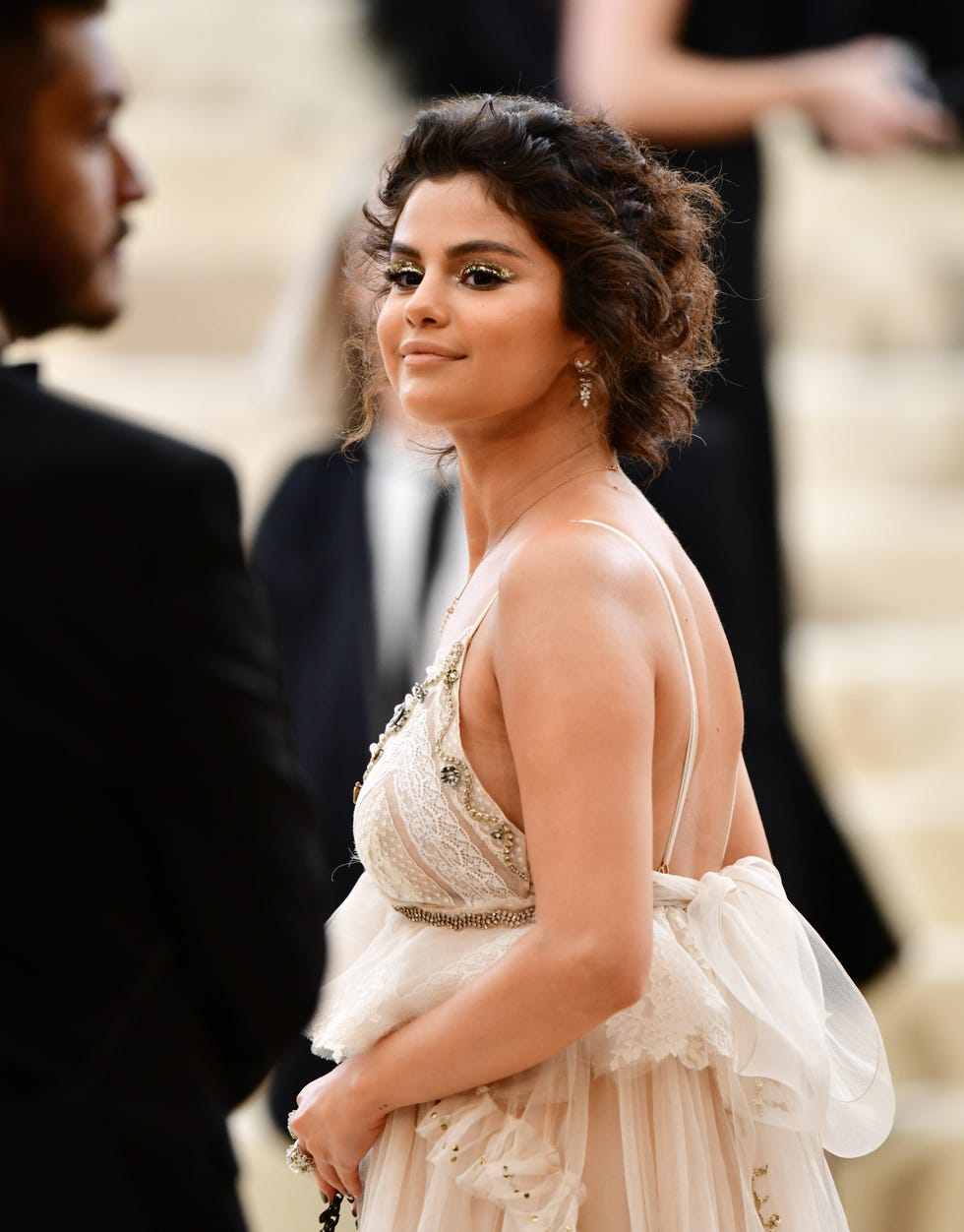 Lần xấu hổ ê chề của Selena Gomez tại Met Gala: Nhân vật chính “xách váy bỏ chạy” 6 năm chưa quay lại- Ảnh 2.