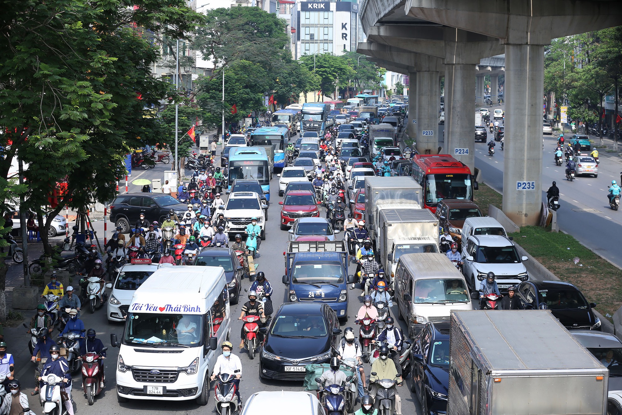Sáng đầu tuần sau kỳ nghỉ 5 ngày: Người người hân hoan đi làm, đi học trở lại!- Ảnh 10.