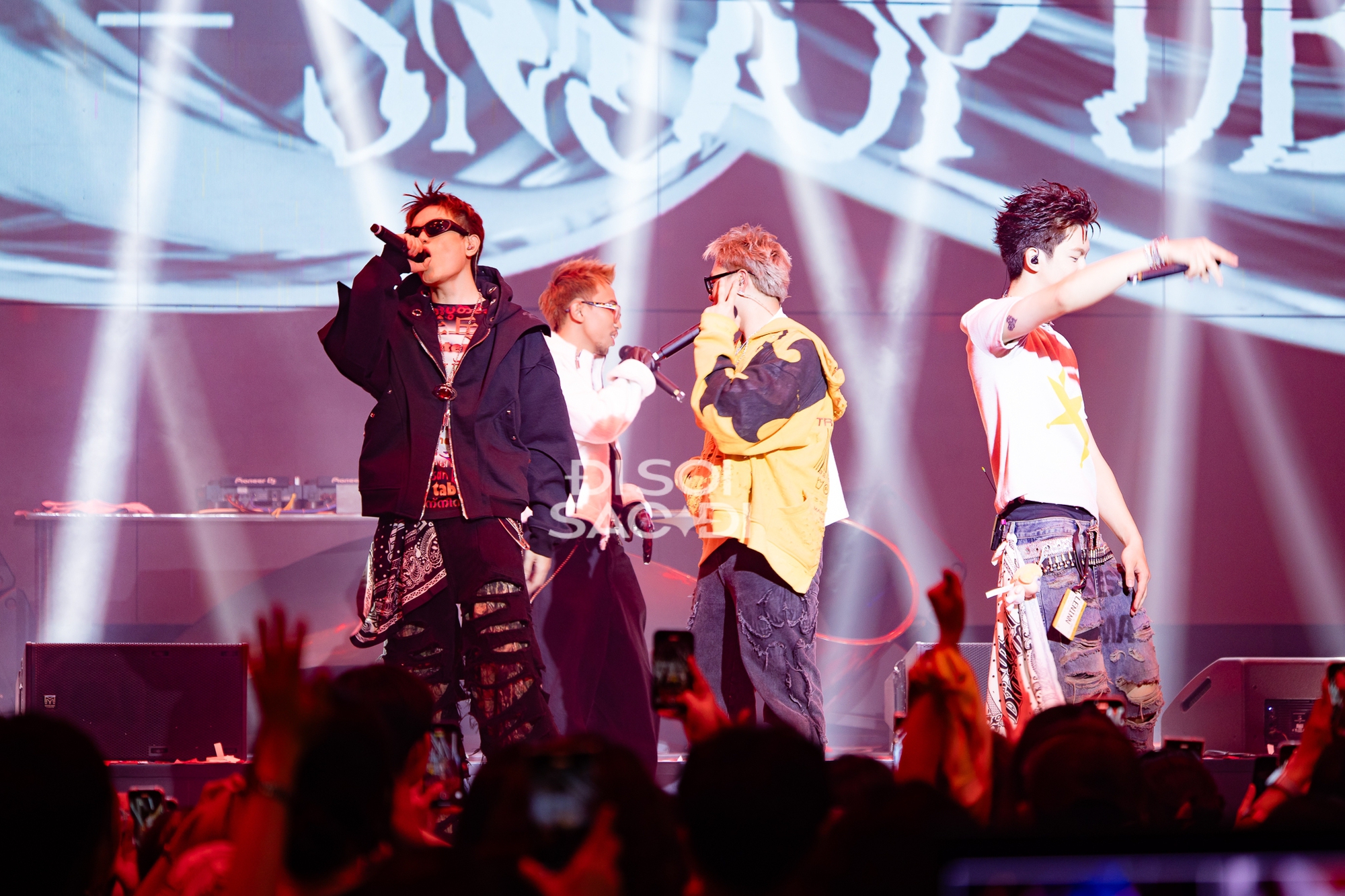Concert Rap Việt “trá hình” của đội BigDaddy: Loạt rapper hoá thần tượng chất, “trùm cuối” đu xà xuất hiện cực nghệ- Ảnh 20.