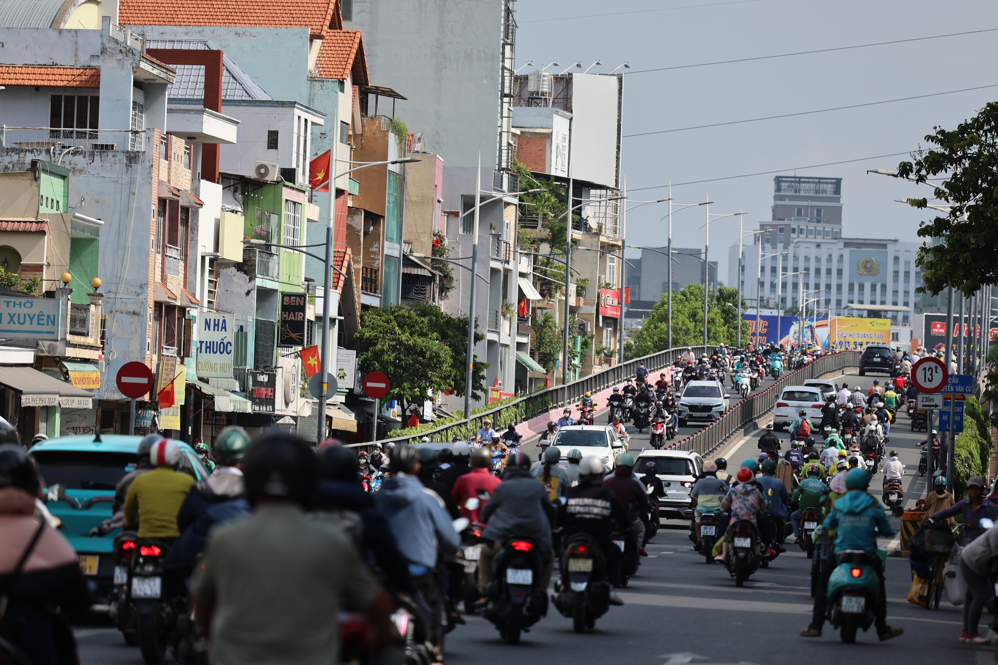 S&aacute;ng đầu tuần sau kỳ nghỉ 5 ng&agrave;y: Người người h&acirc;n hoan đi l&agrave;m, đi học trở lại!- Ảnh 1.