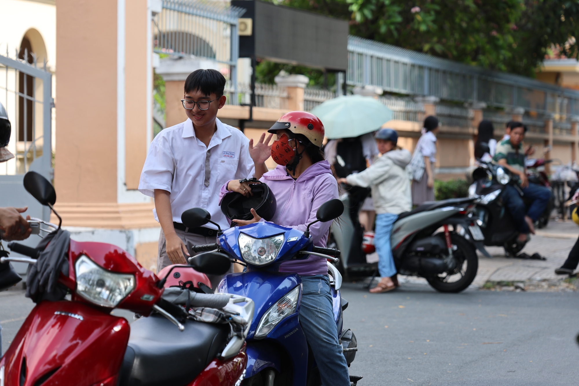 S&aacute;ng đầu tuần sau kỳ nghỉ 5 ng&agrave;y: Người người h&acirc;n hoan đi l&agrave;m, đi học trở lại!- Ảnh 5.