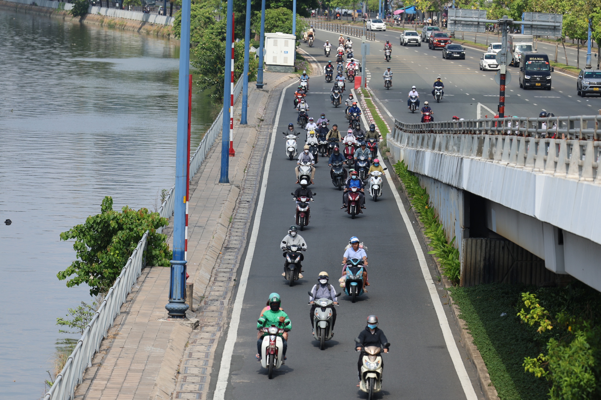 S&aacute;ng đầu tuần sau kỳ nghỉ 5 ng&agrave;y: Người người h&acirc;n hoan đi l&agrave;m, đi học trở lại!- Ảnh 4.