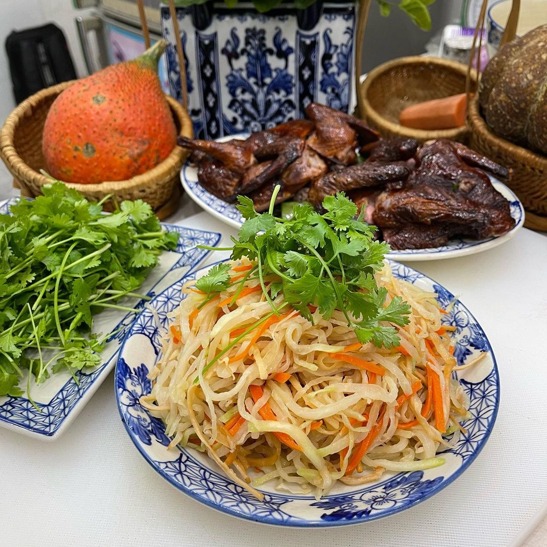 Mâm cỗ truyền thống giá 2,5 triệu đồng khiến dân mạng xôn xao: Người chê đắt, người cho rằng "phải có gu mới thấy được tinh túy ẩm thực"- Ảnh 10.