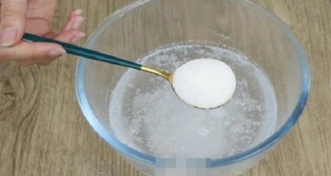 Trộn giấm trắng với xà phòng, tôi cho r…