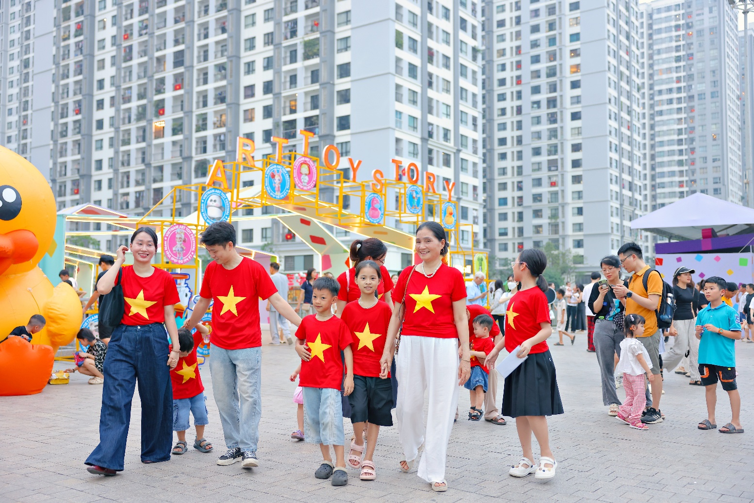 Vincom tổ chức chuỗi sự kiện "Việt Malliday &ndash; H&egrave; Holiday": Trải nghiệm h&egrave; rực rỡ gắt kết tinh thần Việt- Ảnh 2.
