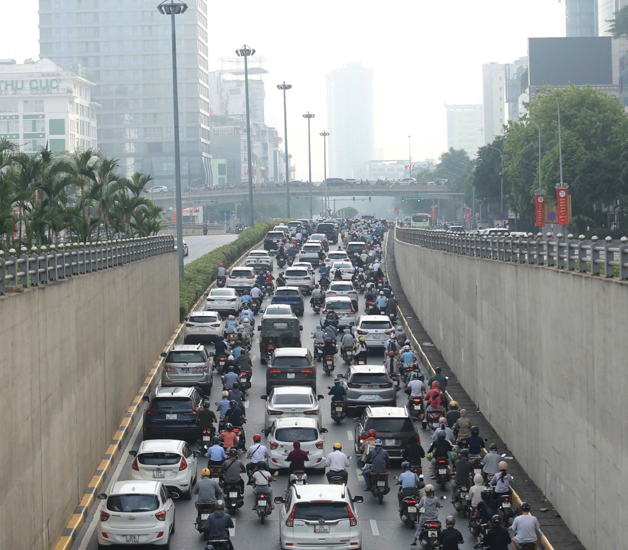 S&aacute;ng đầu tuần sau kỳ nghỉ 5 ng&agrave;y: Người người h&acirc;n hoan đi l&agrave;m, đi học trở lại!- Ảnh 8.