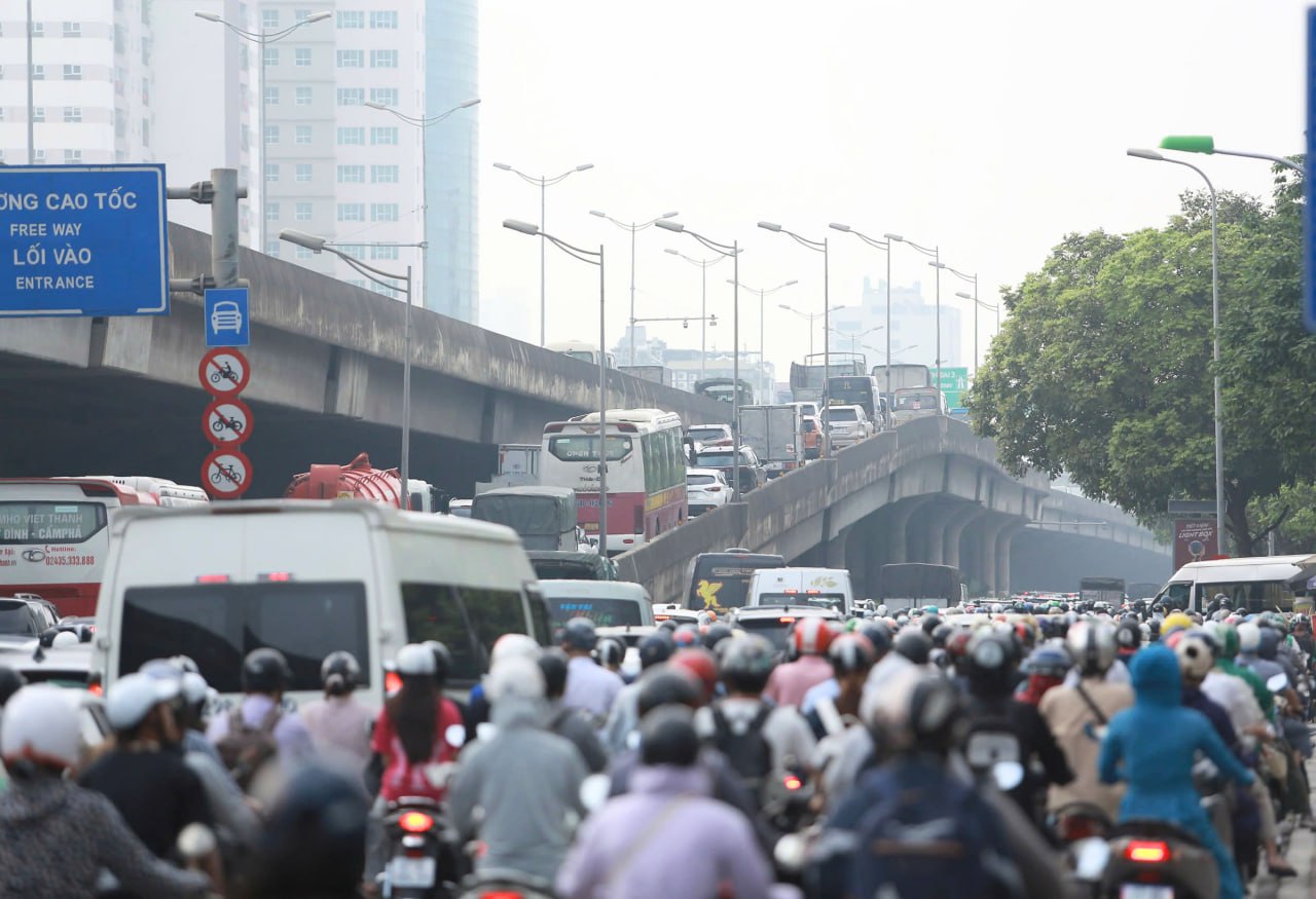 S&aacute;ng đầu tuần sau kỳ nghỉ 5 ng&agrave;y: Người người h&acirc;n hoan đi l&agrave;m, đi học trở lại!- Ảnh 9.