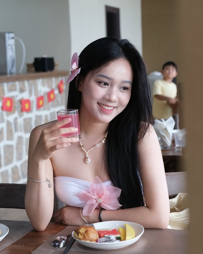 Nóng hơn mùa hè, bạn gái hot TikToker của 