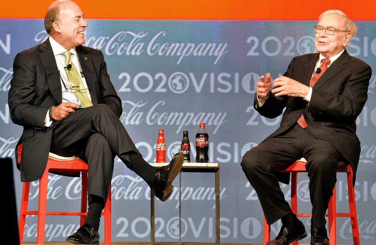 Chơi lớn lúc nghỉ hưu: Warren Buffett mang theo 2 vật bất ly thân trong buổi họp để đập tan những lời chỉ trích của thế giới - Đó là gì?- Ảnh 1.