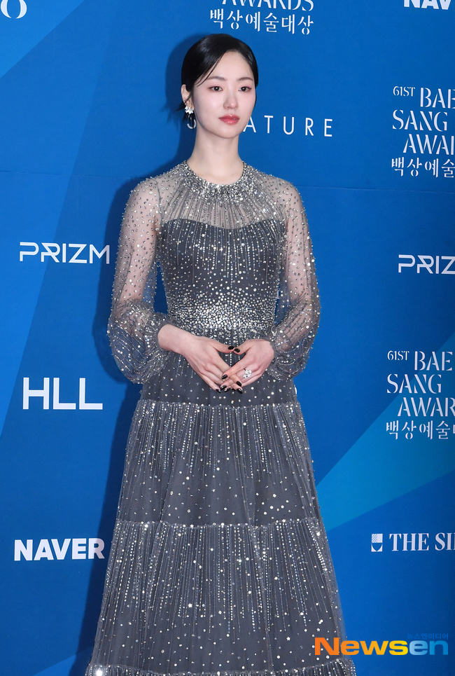 Siêu thảm đỏ Baeksang 2025: Song Hye Kyo xuống tóc lên đồ 