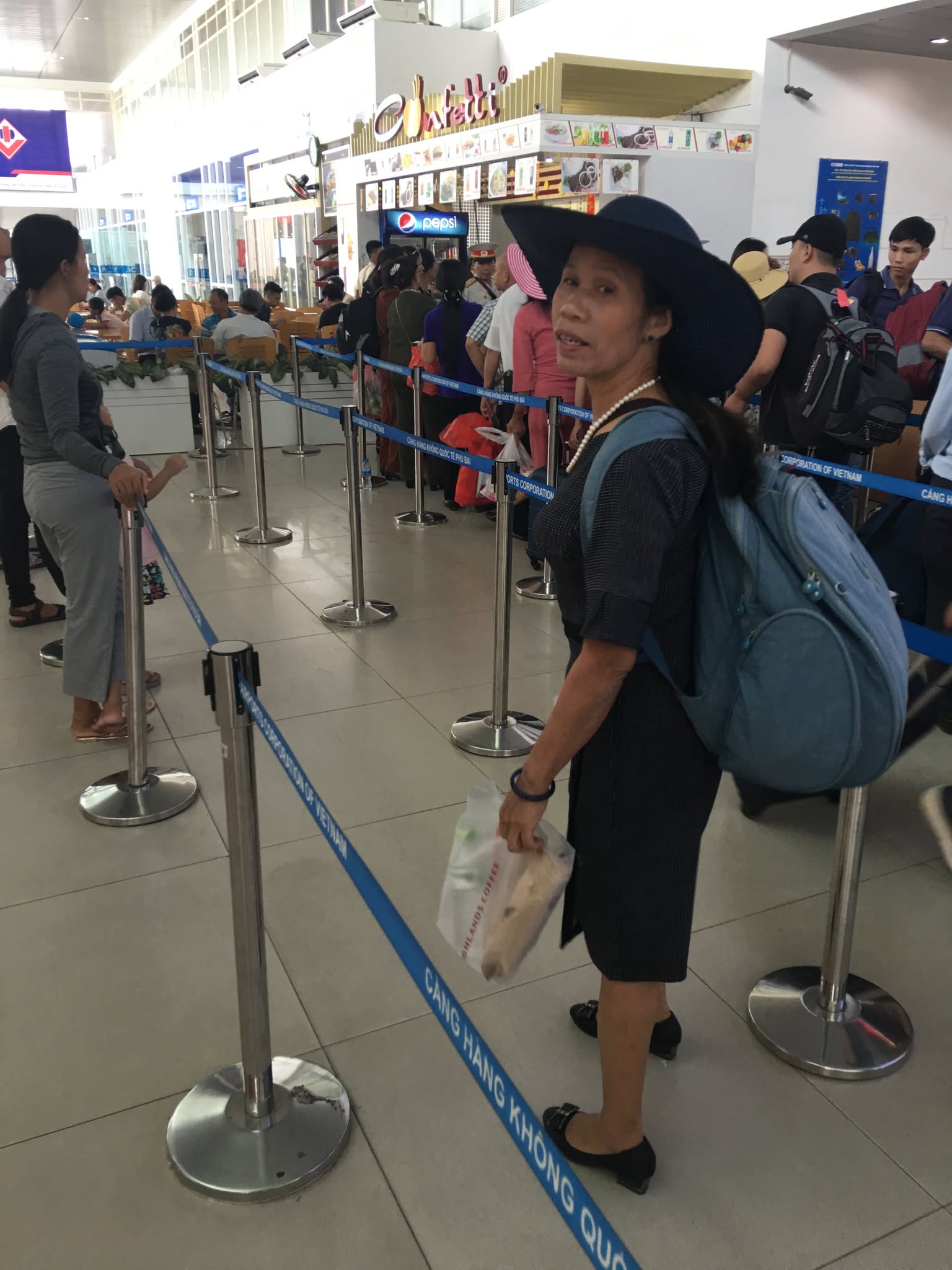 Gà luộc, bánh chưng và cả tăm xỉa răng: Chuyến du lịch Phú Quốc viral cõi mạng của một bà mẹ “made in Vietnam”- Ảnh 8.