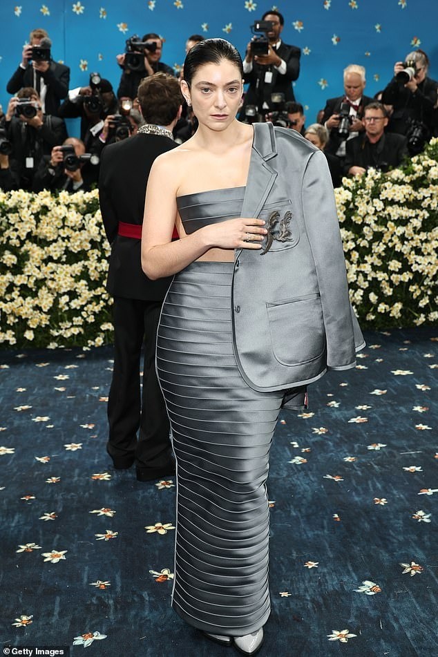 Lisa (BLACKPINK) vào danh sách mặc xấu nhất Met Gala 2025- Ảnh 2.
