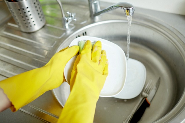 Rửa bát kiểu này thì xin lỗi, coi chừng vi khuẩn "cắm rễ" cả đời trong bếp nhà bạn!- Ảnh 1.