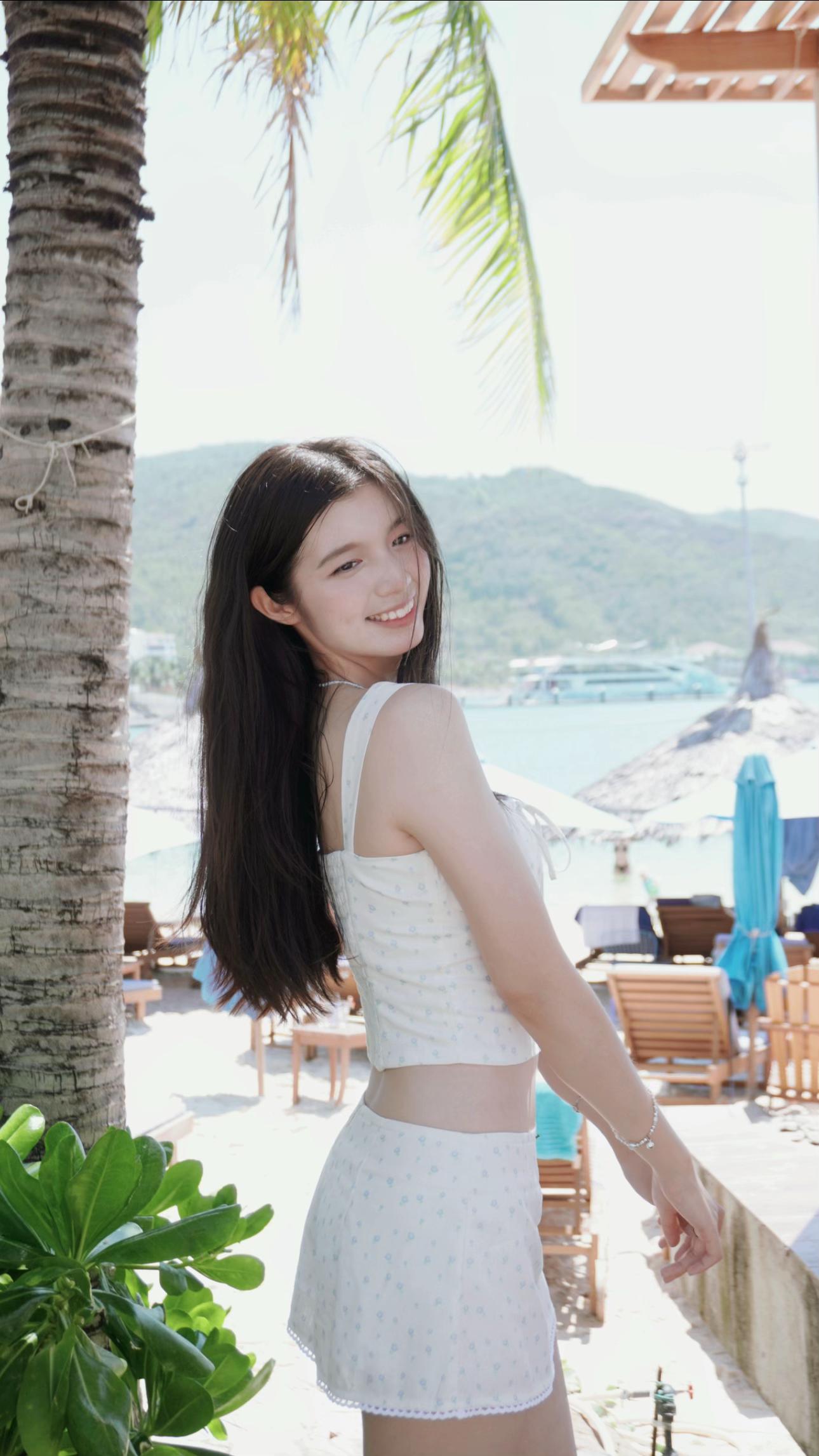 Loạt ảnh đi biển mới toanh của Bảo Chinh - "bông hồng" cảnh sát đặc nhiệm hot nhất hiện tại- Ảnh 2.