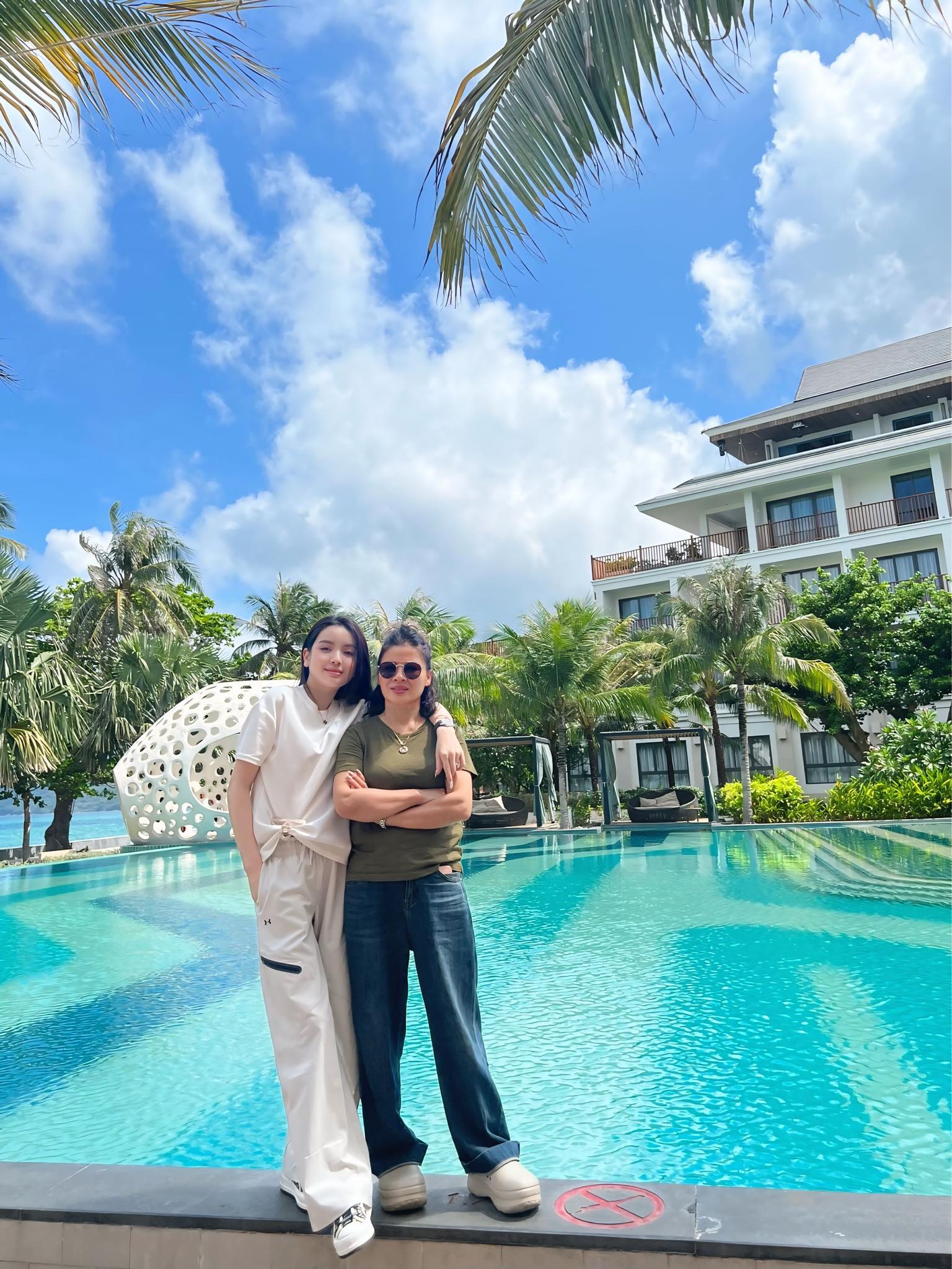 Chu Thanh Huyền đưa mẹ chồng đi du lịch sang chảnh, thái độ của mẹ Quang Hải ra sao sau loạt drama của nàng dâu?- Ảnh 4.