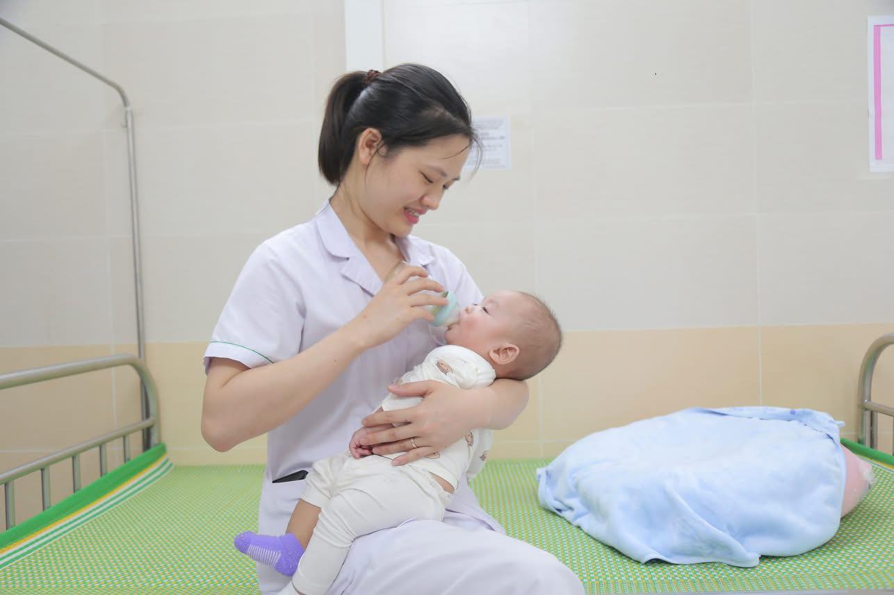 Bé trai 6 tháng tuổi bị bỏ rơi trước cổng chùa Bồ Đề, ai có thông tin xin liên hệ số điện thoại này- Ảnh 1.