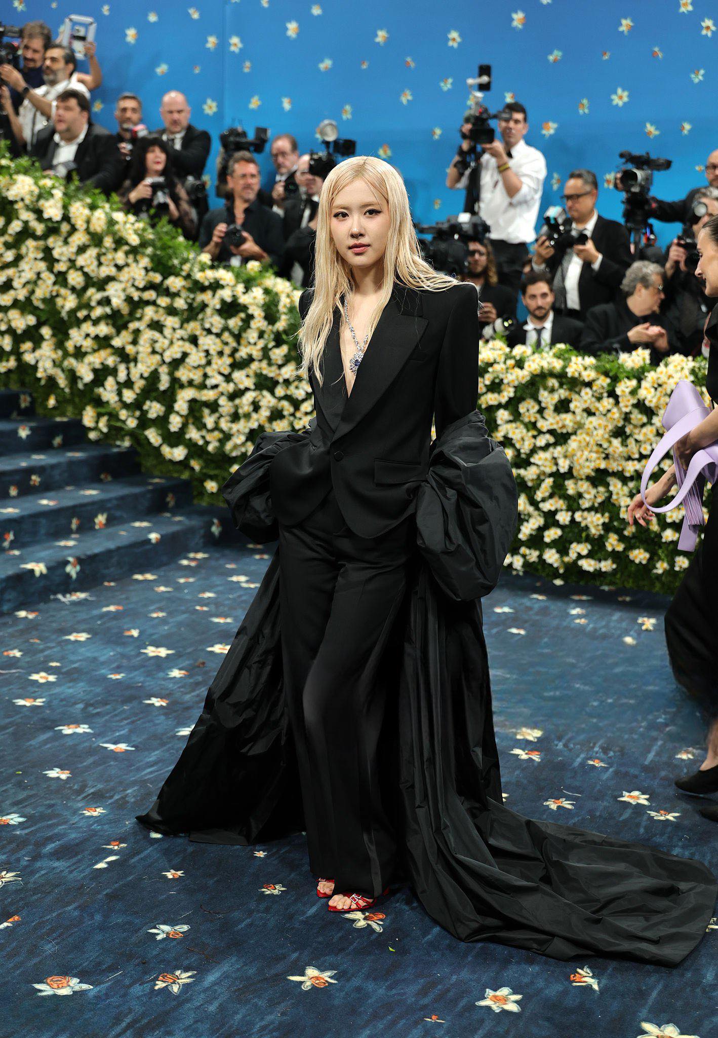Tóm tắt bộ 3 BLACKPINK tại Met Gala 2025: Hở, sang và nhạt!- Ảnh 9. Tóm tắt bộ 3 BLACKPINK tại Met Gala 2025: Hở, sang và nhạt!- Ảnh 9.