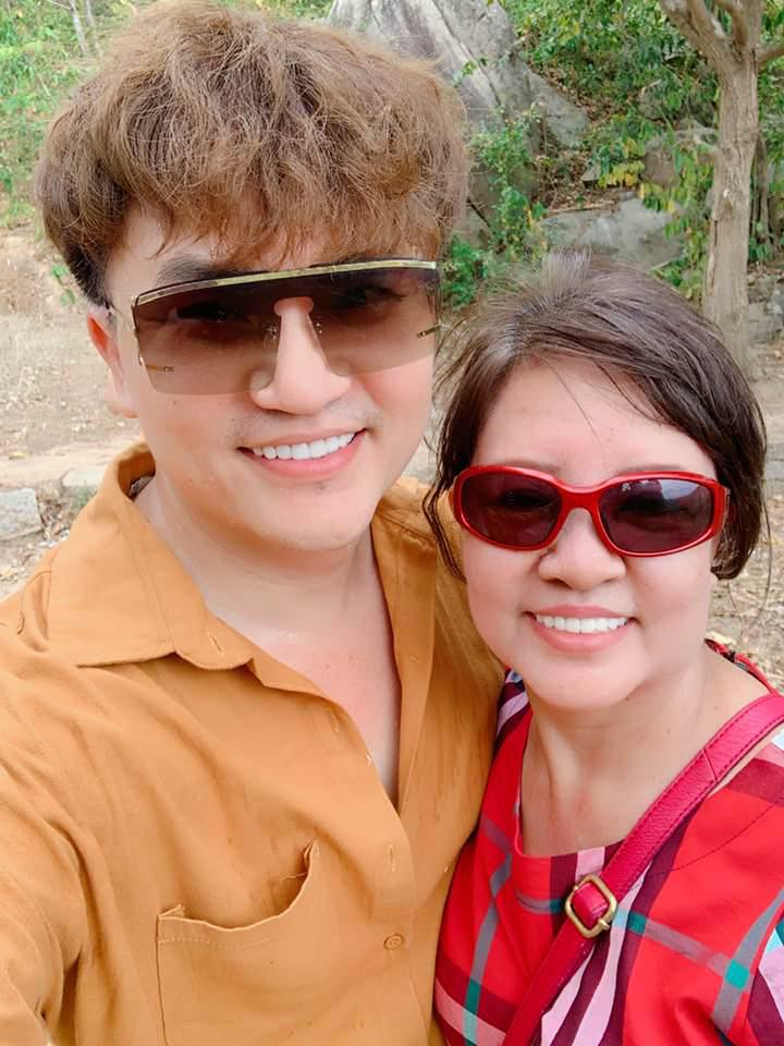 MC Đại Nghĩa xuất hiện buồn bã, lặng người trước di ảnh mẹ, vợ chồng Việt Hương âm thầm đến viếng- Ảnh 6. MC Đại Nghĩa xuất hiện buồn bã, lặng người trước di ảnh mẹ, vợ chồng Việt Hương âm thầm đến viếng- Ảnh 6.