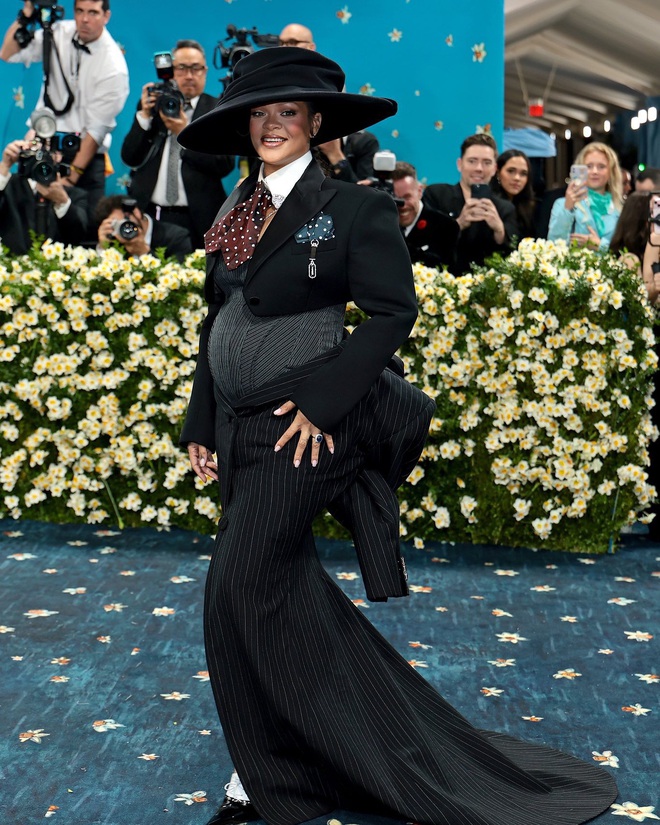 Đỉnh cao nghệ thuật khoe bụng bầu tại Met Gala 2025- Ảnh 4.