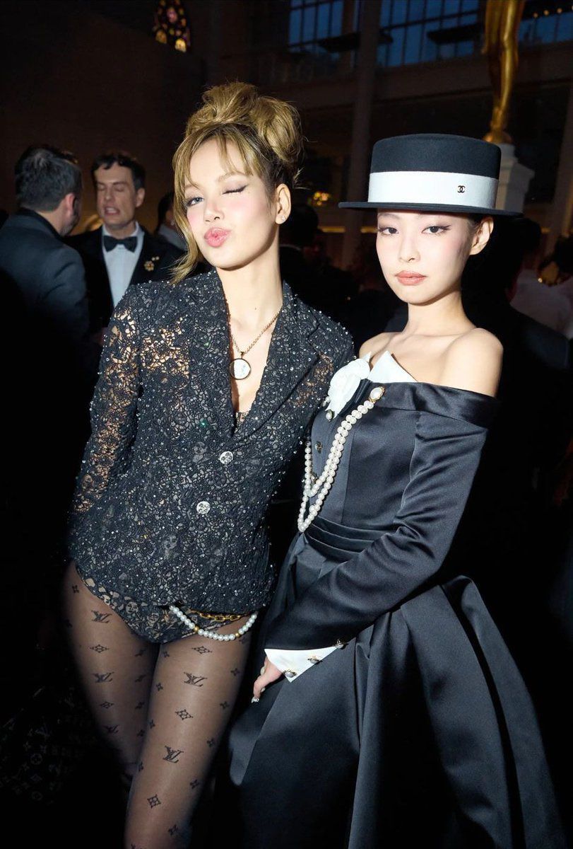 Khung hình khó hiểu của Jennie - Lisa (BLACKPINK) tại Met Gala 2025: Chuyện gì xảy ra thế này?- Ảnh 1.
