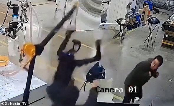 Video sốc: Robot nổi loạn, lao vào tấn công kỹ sư vận hành để "đòi tự do"- Ảnh 1.