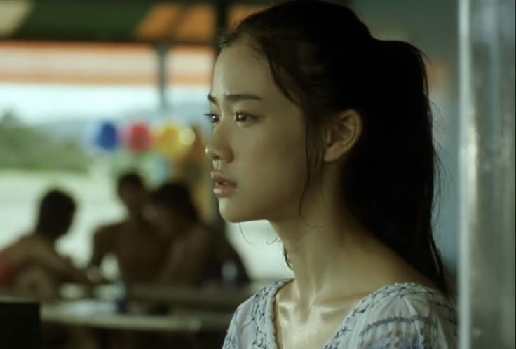 Mẹ chồng vội bê mâm cơm cất đi khi vừa nghe tiếng con dâu, điều cay đắng hiện ra lù lù trong ngăn mát tủ lạnh- Ảnh 2.