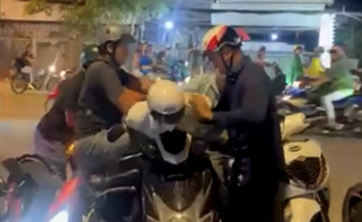 Danh t&iacute;nh 2 anh em cướp tiệm v&agrave;ng vừa bị C&ocirc;ng an TP HCM bắt giữ- Ảnh 4.