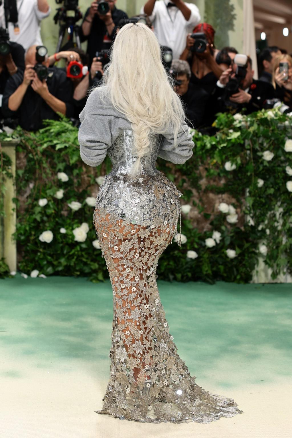 Met Gala 2025: Kim Kardashian từ bỏ corset tra tấn, không còn eo siêu thực, dân tình liên tưởng ngay tới vịt hoạt hình- Ảnh 8.