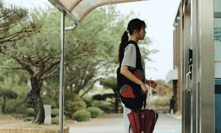 Mẹ chồng vội bê mâm cơm cất đi khi vừa nghe tiếng con dâu, điều cay đắng hiện ra lù lù trong ngăn mát tủ lạnh- Ảnh 3.