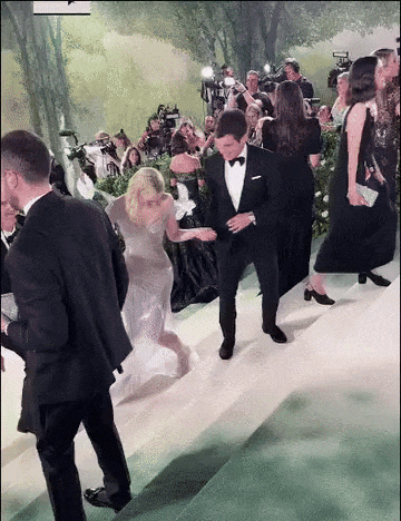 Mặt trái của sự kiện tôn vinh cái đẹp Met Gala: Khi thời trang thăng hoa còn thân thể 