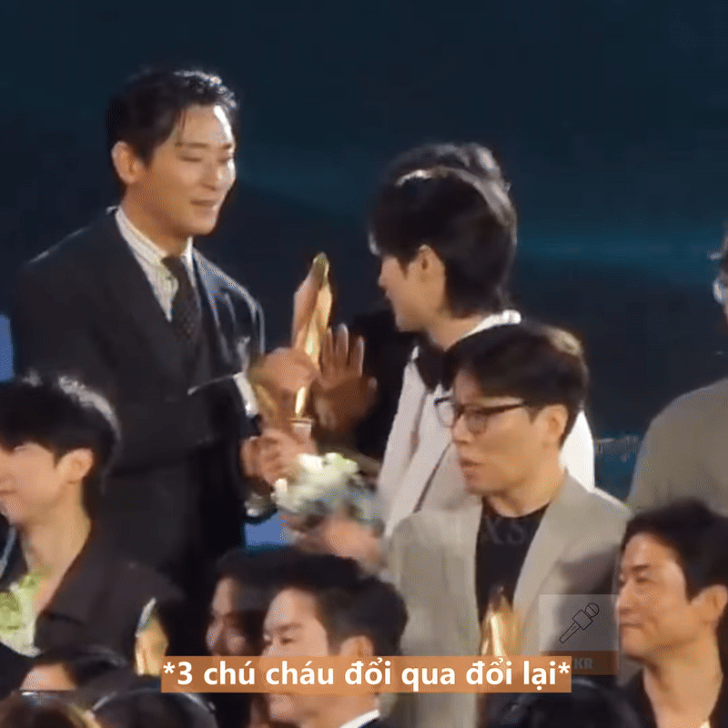 Khung hình hỗn loạn nhất Baeksang 2025: 3 cực phẩm visual hội tụ, chỉ 1 hành động mà “quậy banh” cả sự kiện- Ảnh 2.