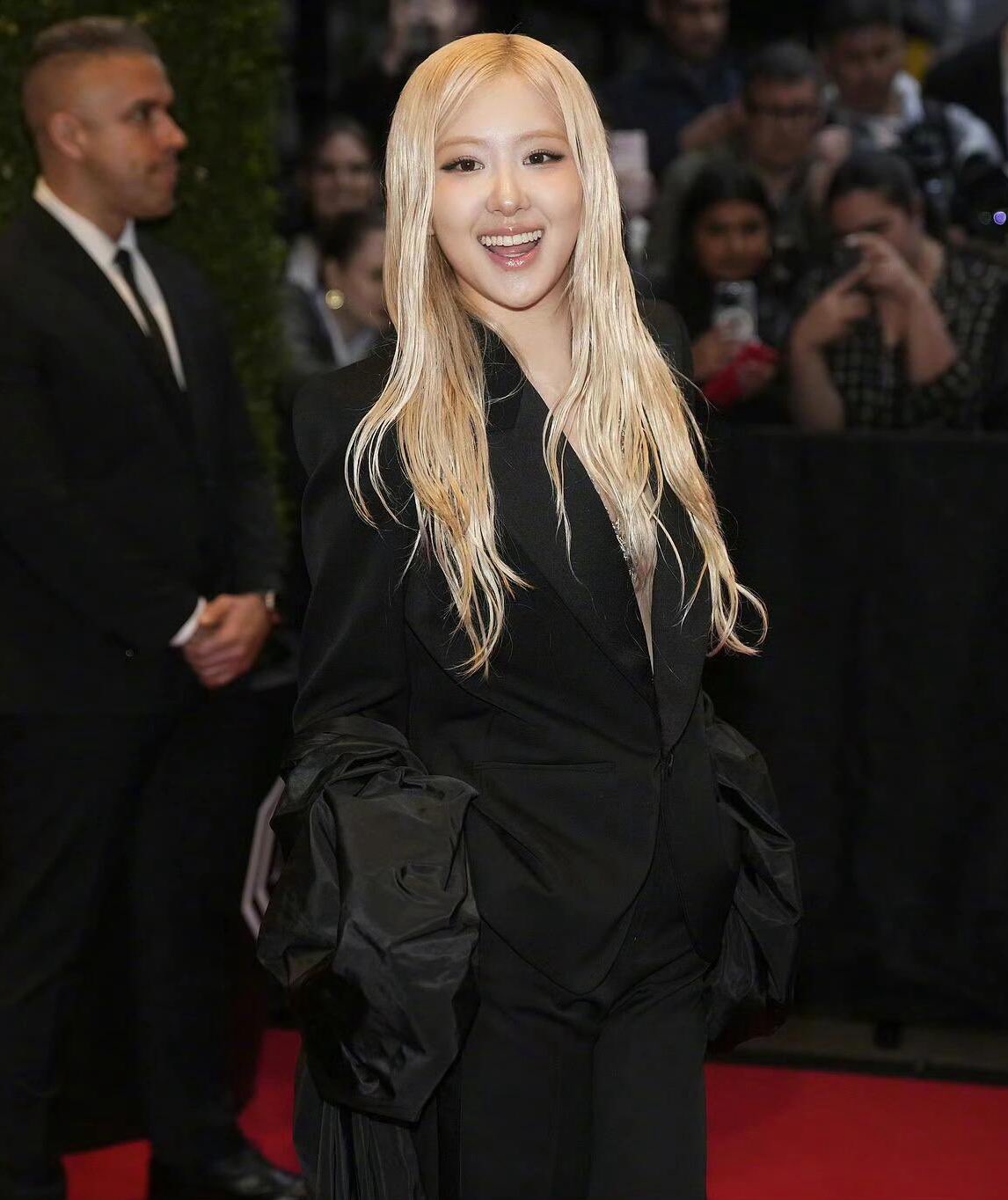 Rosé tái xuất Met Gala sau 3 năm: Đủ xinh, đủ cool, nhưng lại an toàn và dễ đoán!- Ảnh 1.