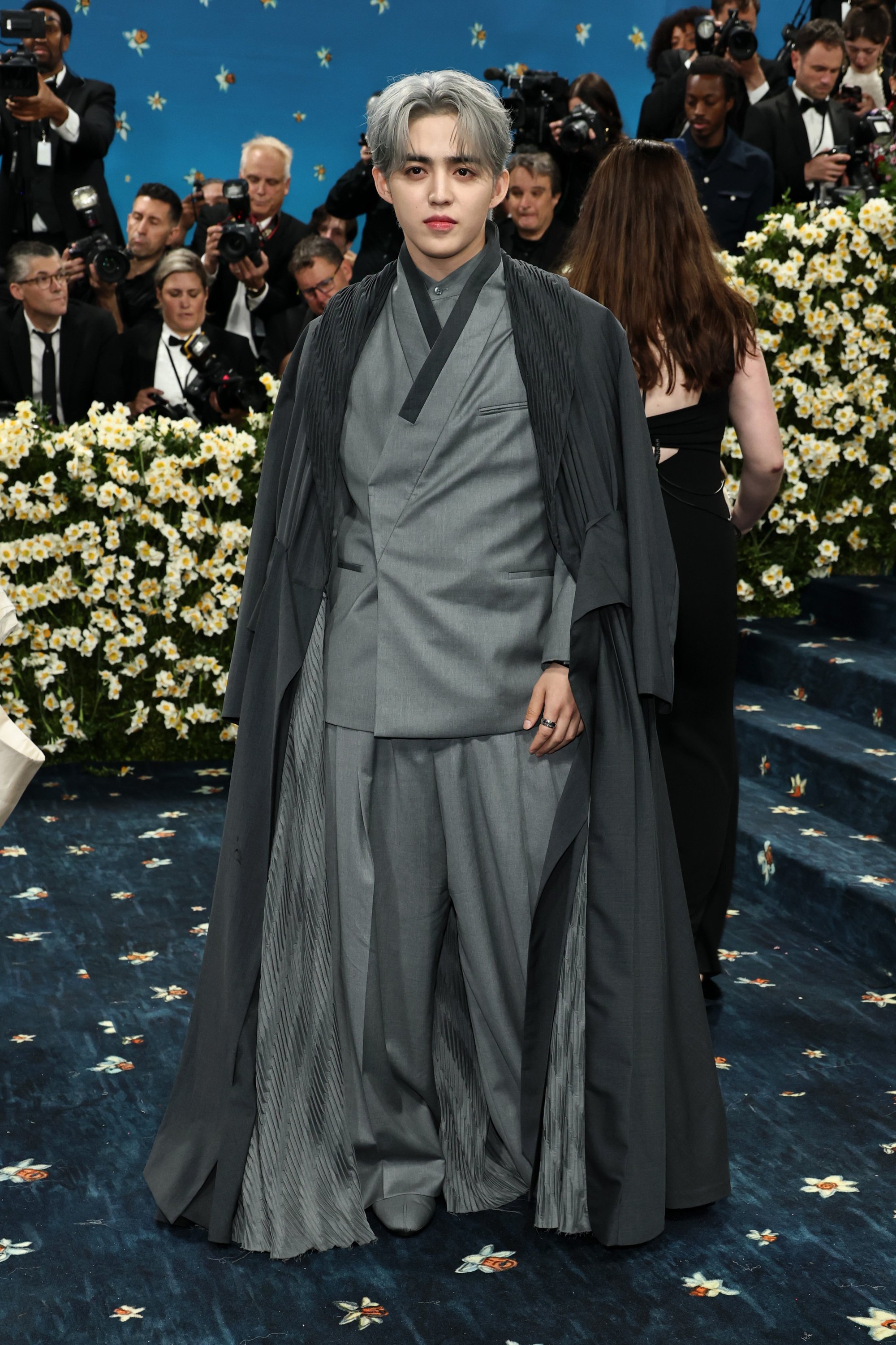 Nam nghệ sĩ Hàn Quốc bị truyền thông quốc tế la ó, thờ ơ tại Met Gala 2025 là ai?- Ảnh 5. Nam nghệ sĩ Hàn Quốc bị truyền thông quốc tế la ó, thờ ơ tại Met Gala 2025 là ai?- Ảnh 5.
