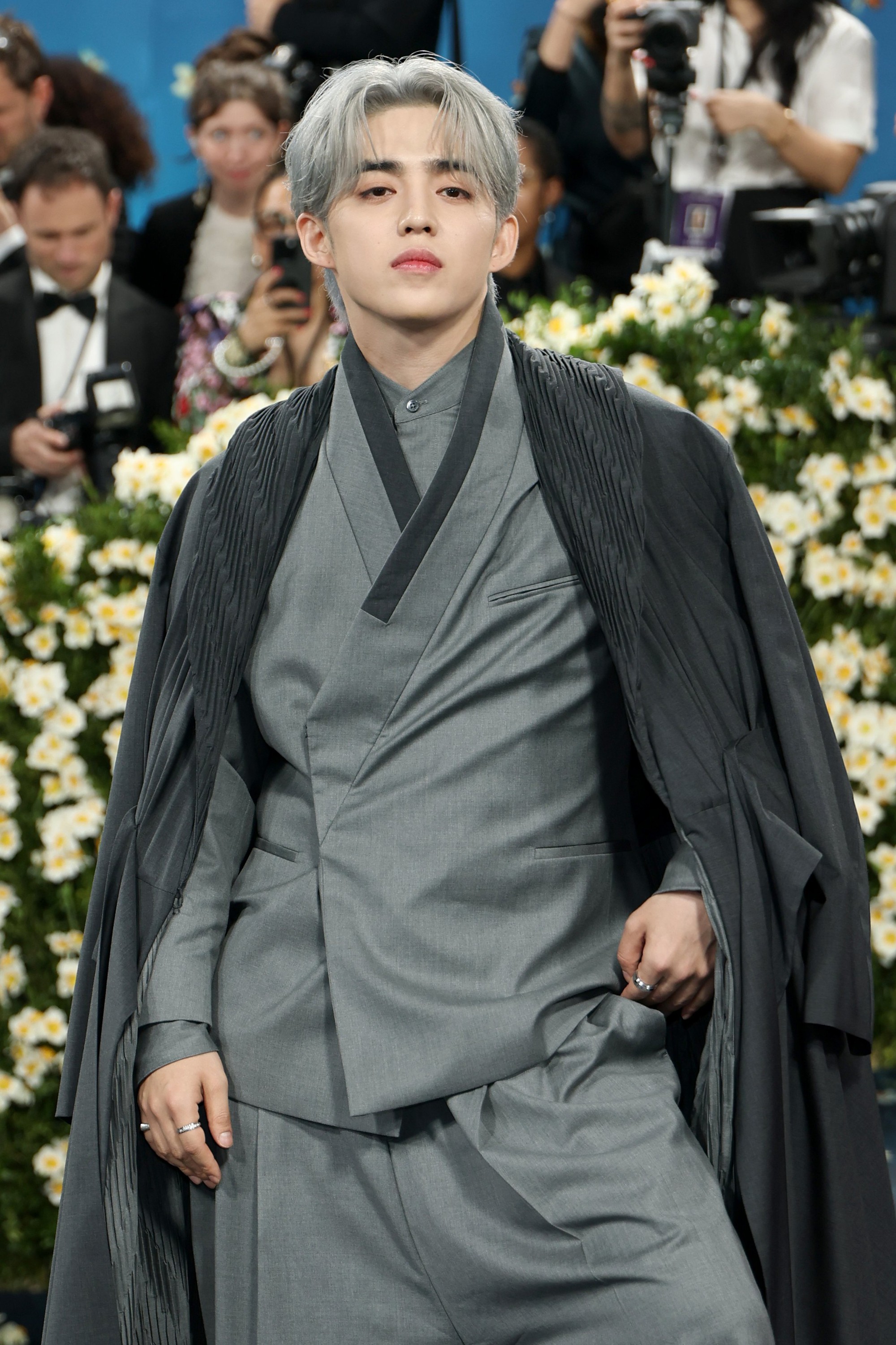 Nam nghệ sĩ Hàn Quốc bị truyền thông quốc tế la ó, thờ ơ tại Met Gala 2025 là ai?- Ảnh 4. Nam nghệ sĩ Hàn Quốc bị truyền thông quốc tế la ó, thờ ơ tại Met Gala 2025 là ai?- Ảnh 4.