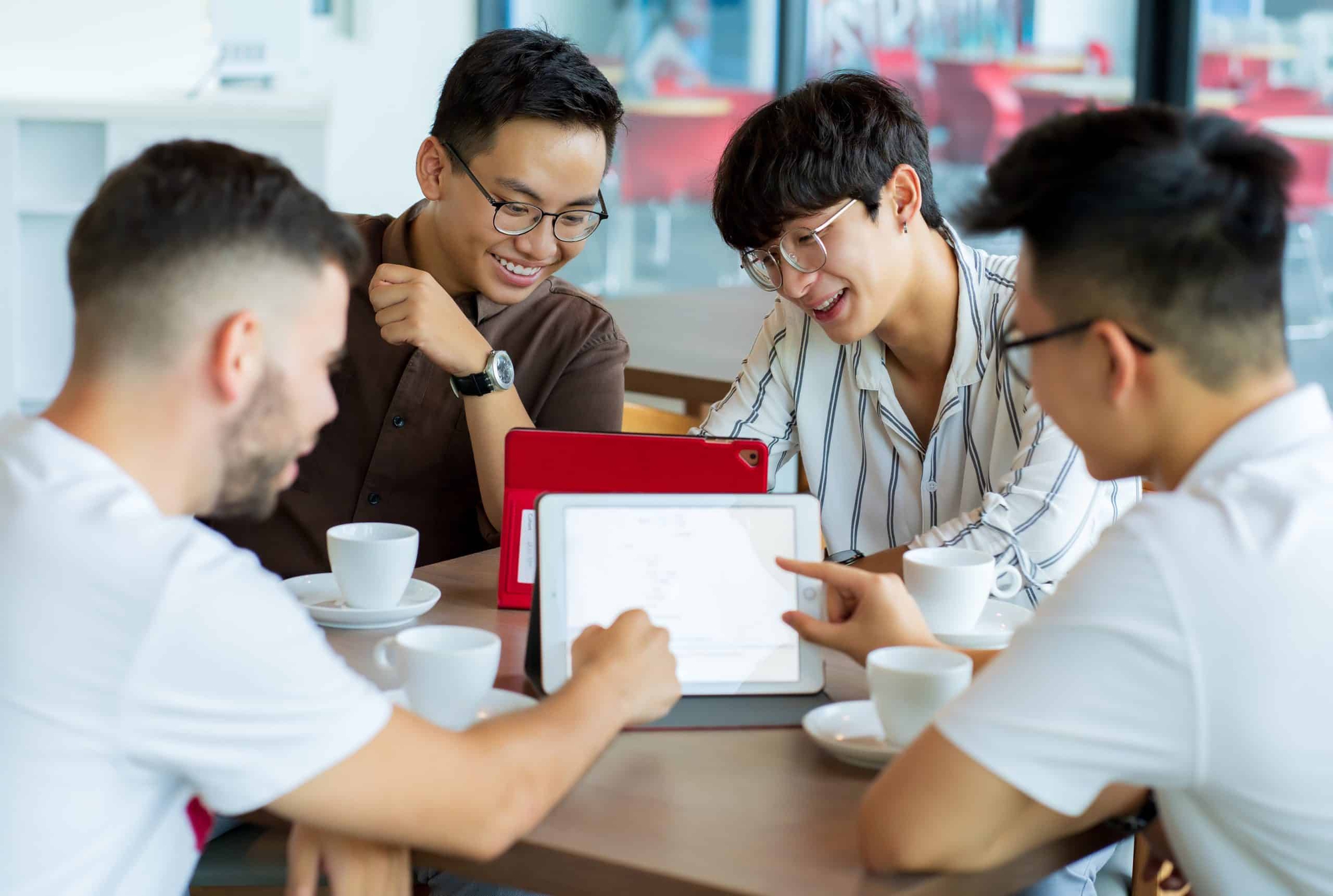 hoc-nganh-digital-marketing-ra-truong-co-kha-nang-dam-nhan-da-dang-cac-vi-tri-scaled-1746549212434-17465492125621416035376.jpg