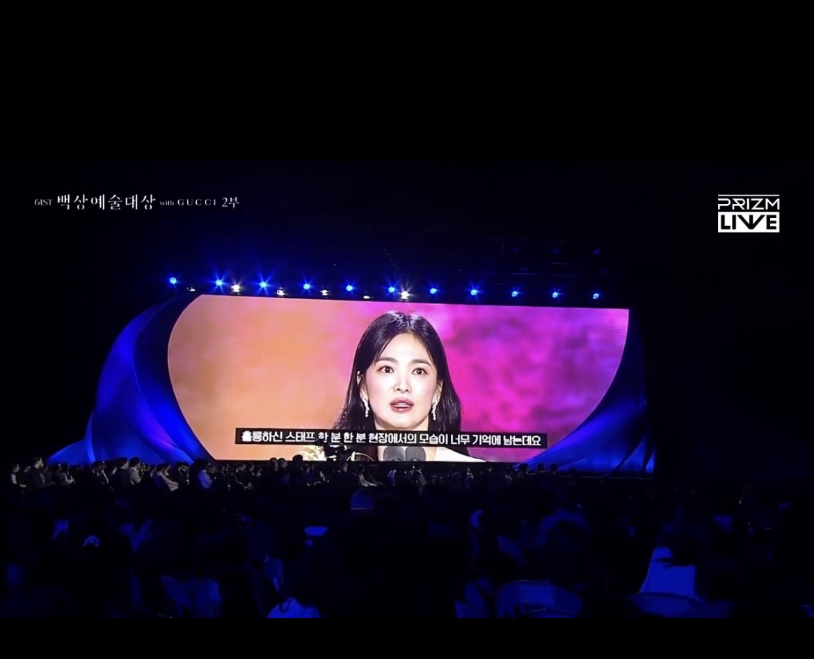 12s chấn động Baeksang 2025: Song Hye Kyo bất ngờ được vinh danh, biểu cảm của tình cũ mới đáng chú ý- Ảnh 3. 12s chấn động Baeksang 2025: Song Hye Kyo bất ngờ được vinh danh, biểu cảm của tình cũ mới đáng chú ý- Ảnh 3.