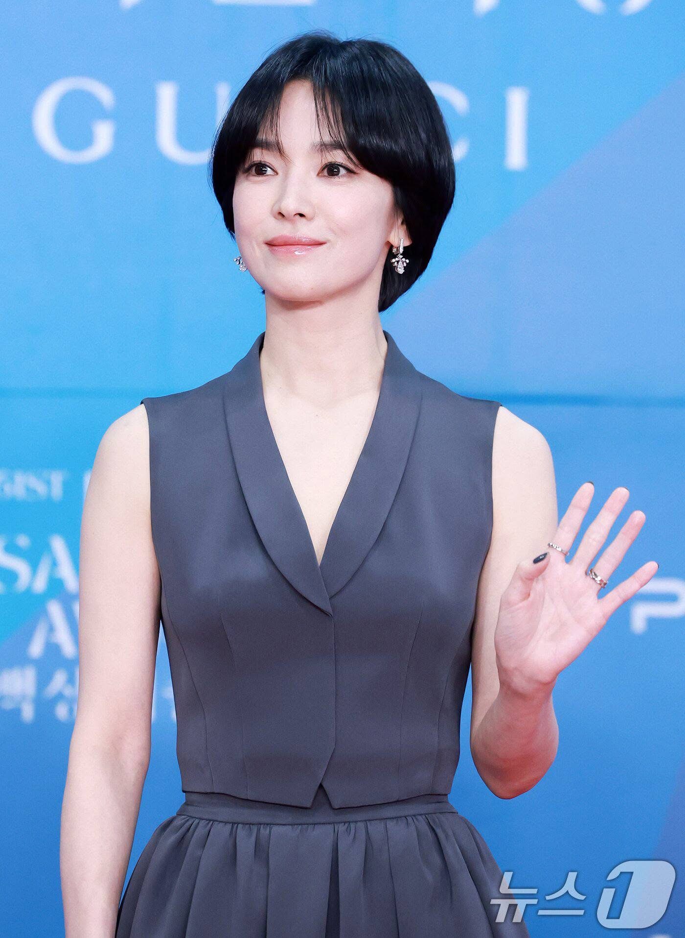 12s chấn động Baeksang 2025: Song Hye Kyo bất ngờ được vinh danh, biểu cảm của tình cũ mới đáng chú ý- Ảnh 2. 12s chấn động Baeksang 2025: Song Hye Kyo bất ngờ được vinh danh, biểu cảm của tình cũ mới đáng chú ý- Ảnh 2.