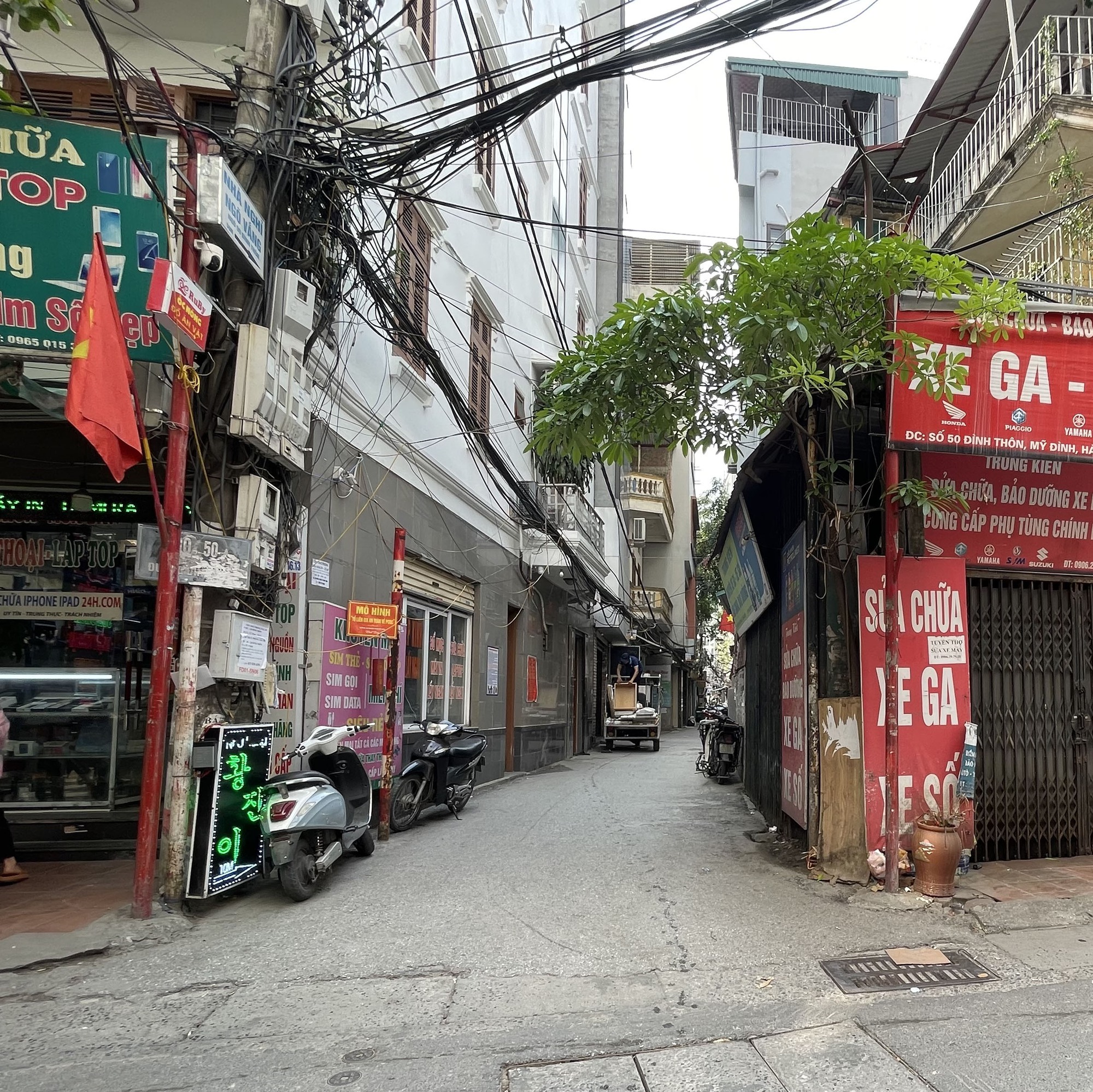 Hà Nội: Người dân bàng hoàng kể lại vụ nam thanh niên cầm dao tấn công nhiều người trong đêm- Ảnh 2.