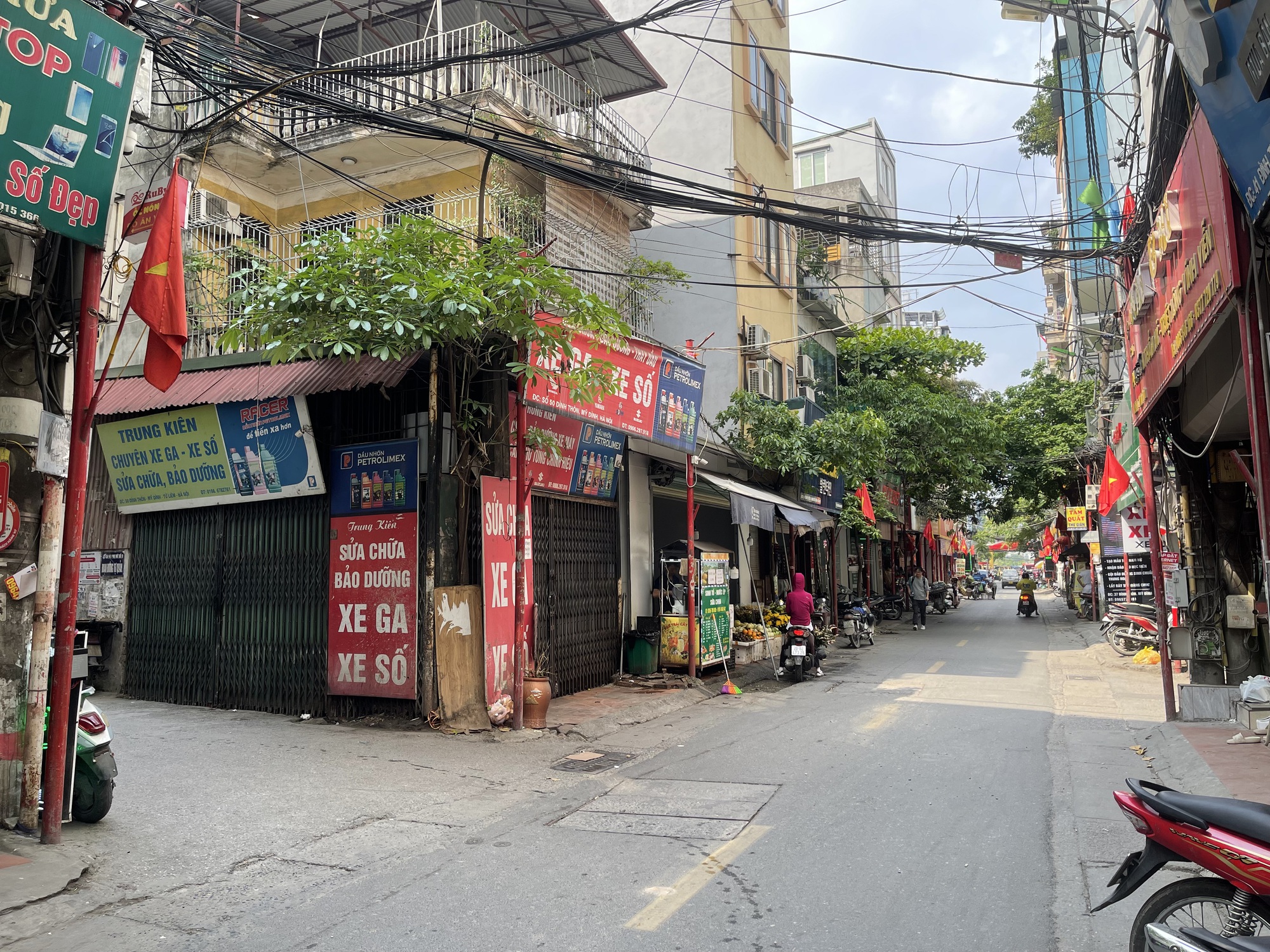 Hà Nội: Người dân bàng hoàng kể lại vụ nam thanh niên cầm dao tấn công nhiều người trong đêm- Ảnh 1.