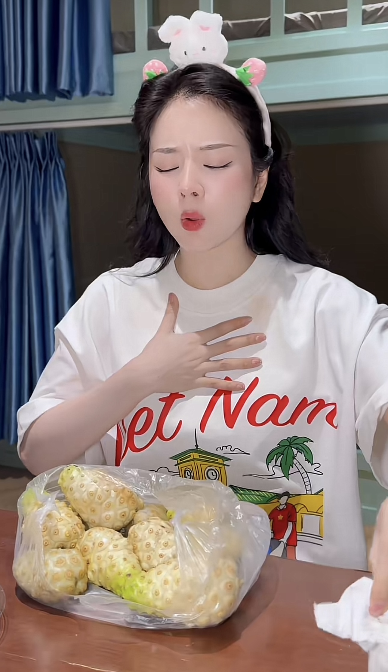 2,5 triệu người thích thú xem DJ Mie mukbang loại quả nặng mùi nhất Việt Nam- Ảnh 1.