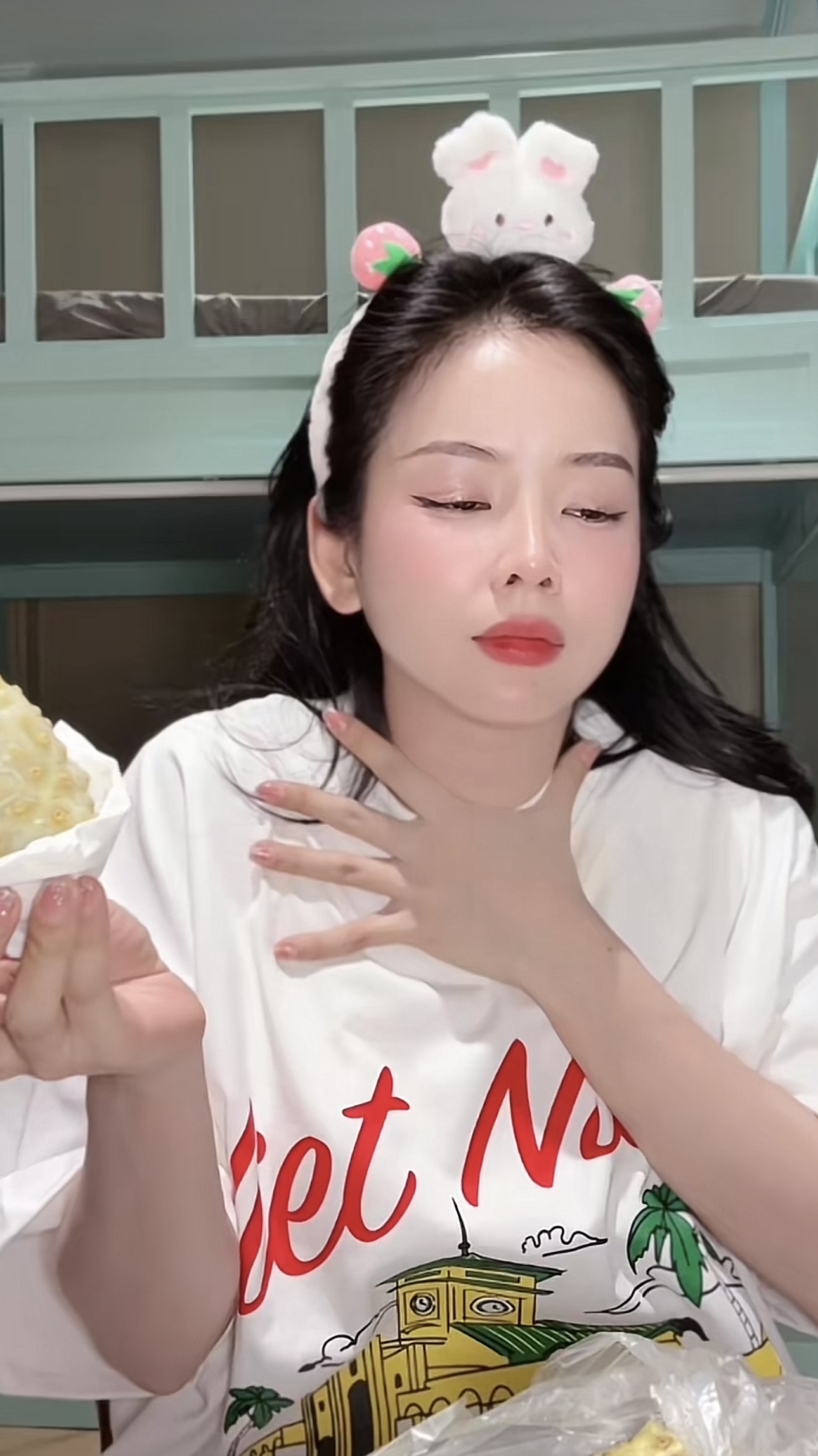 2,5 triệu người thích thú xem DJ Mie mukbang loại quả nặng mùi nhất Việt Nam- Ảnh 3.