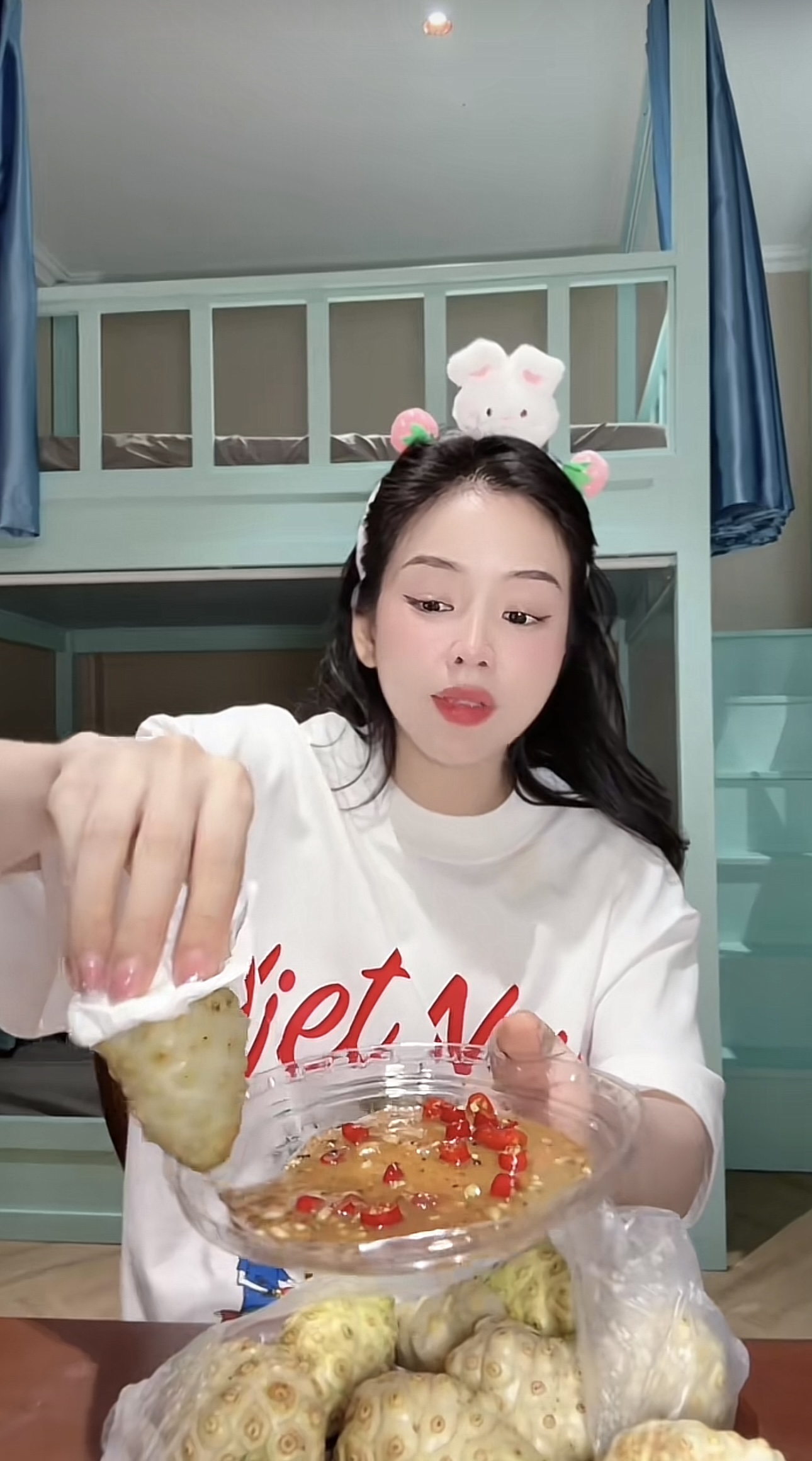 2,5 triệu người thích thú xem DJ Mie mukbang loại quả nặng mùi nhất Việt Nam- Ảnh 4.
