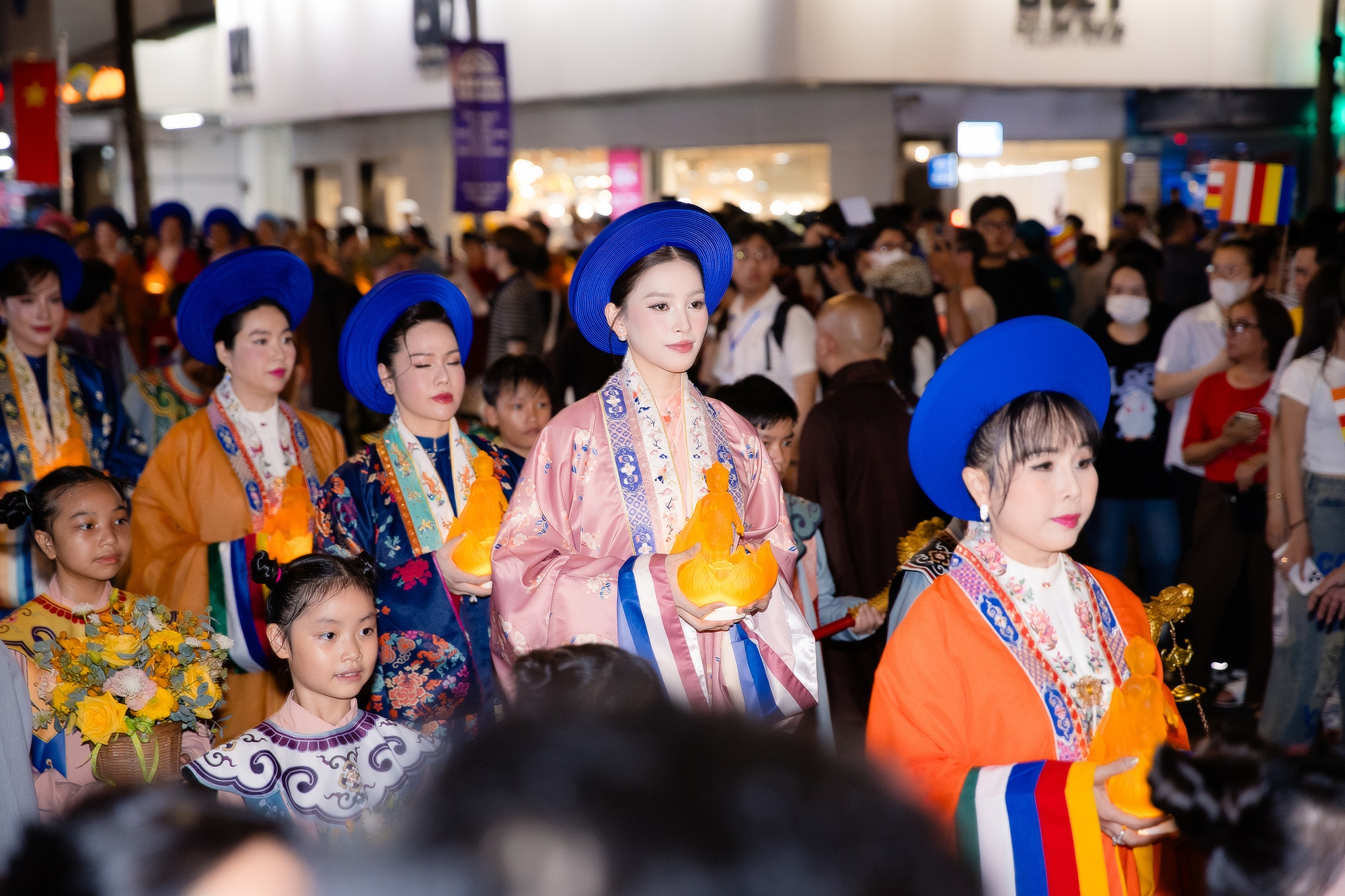 Hoa hậu Tiểu Vy bị tóm cận visual Hoa hậu Tiểu Vy bị tóm cận visual