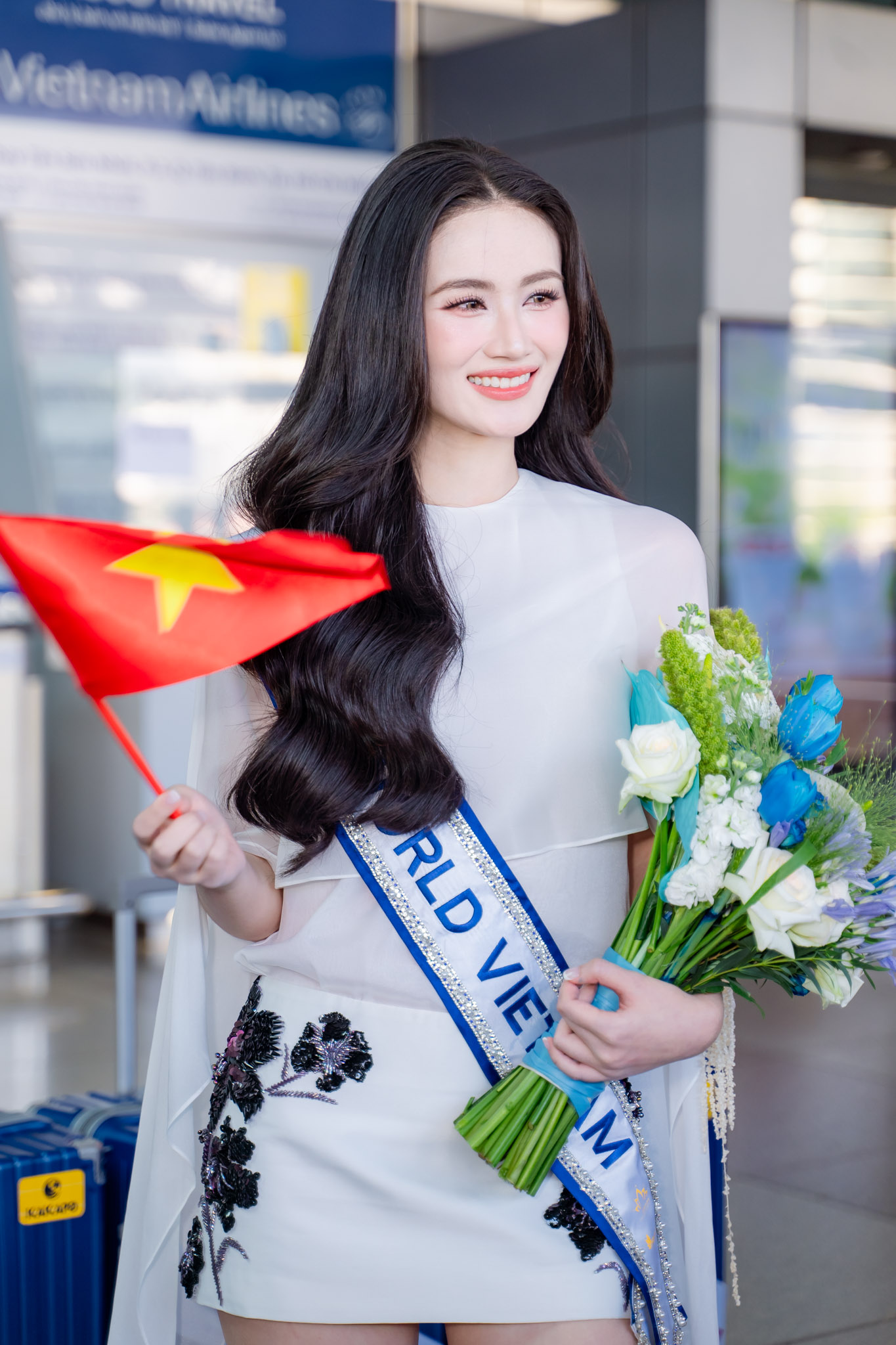 Hoa hậu Ý Nhi lên đường đến Miss World: Bạn trai vắng mặt, bật khóc nức nở khi nhìn thấy một mỹ nhân!- Ảnh 3.